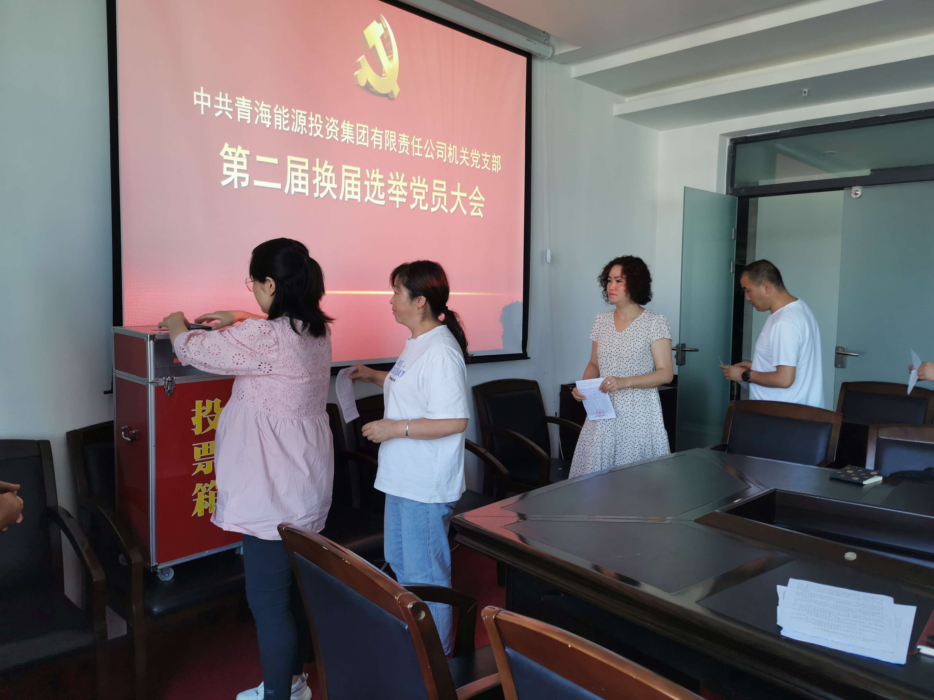 1631522146732046.jpg 進行無記名投票 程彩琳 攝.jpg