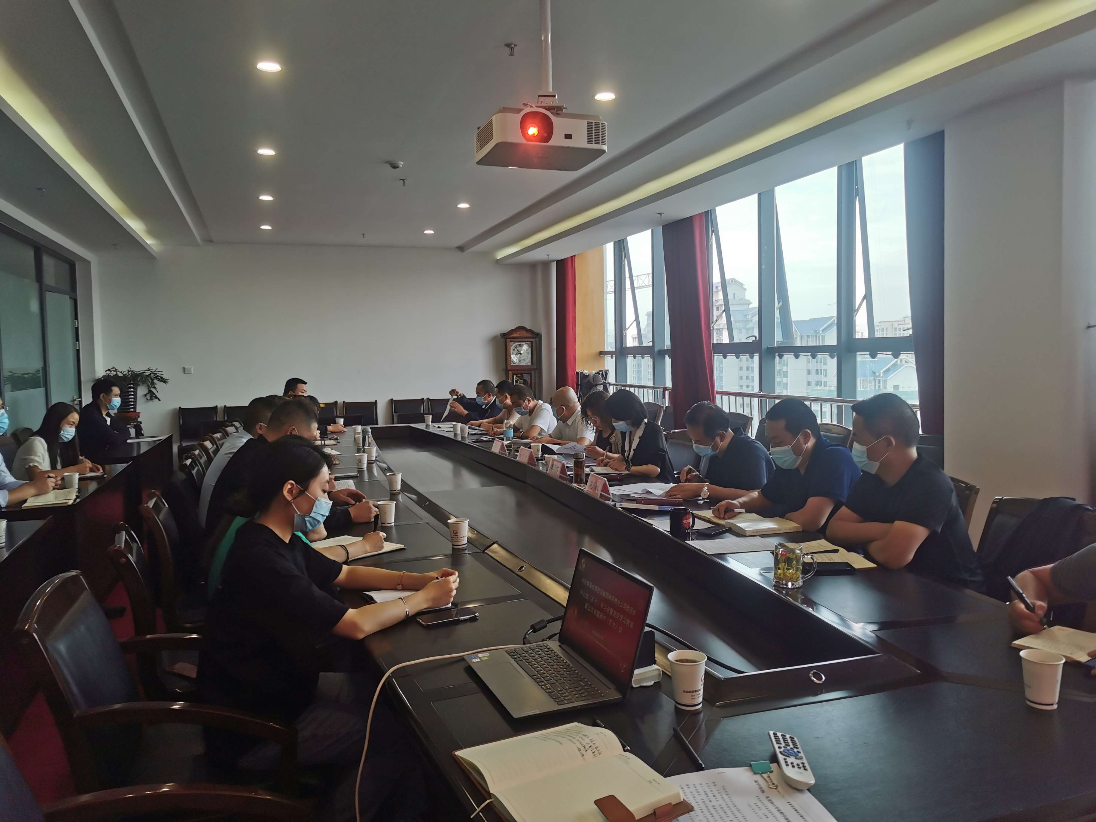 中心組學(xué)習(xí)  程彩琳 攝.jpg